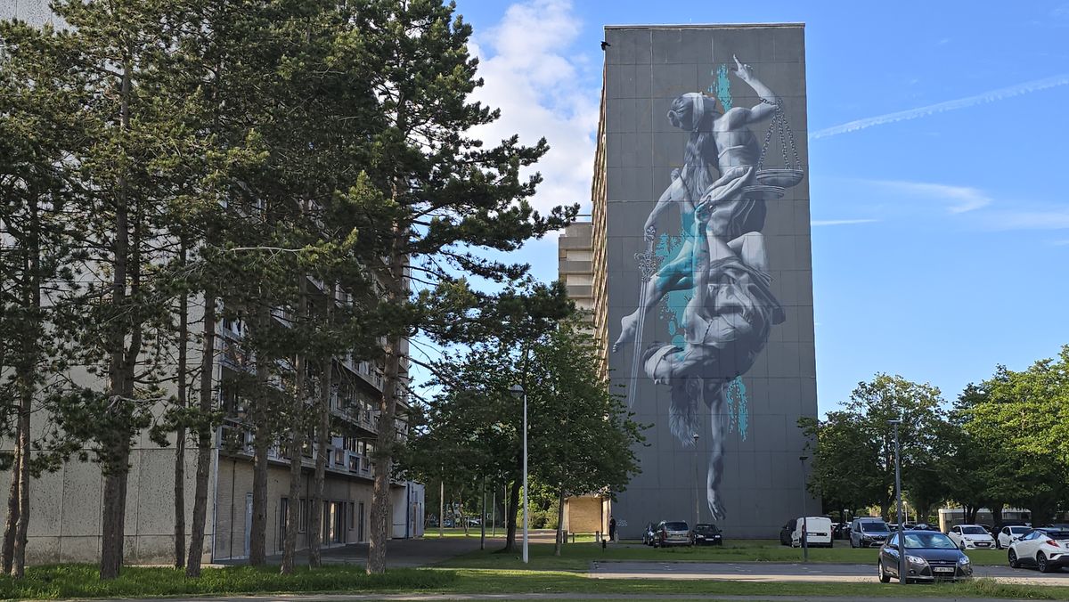 “The Collapse of Justitia” — een vallende Vrouwe Justitia van 40 meter hoog in Oostende
